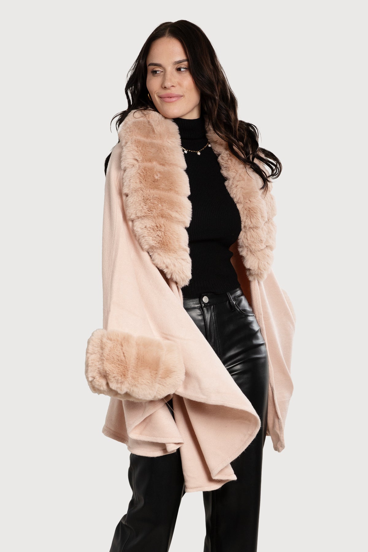 Filippa Faux Fur Trim Kimono – Saachi Wholesale Filippa Faux Fur Trim Kimono – Saachi Wholesale